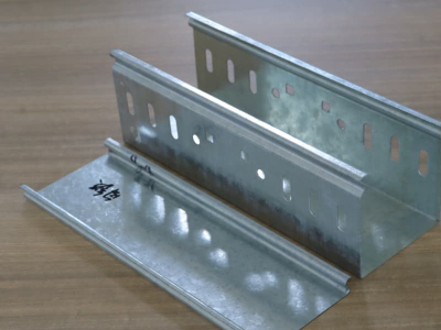 Kendi kendine kilitlenen kablo tepsisi