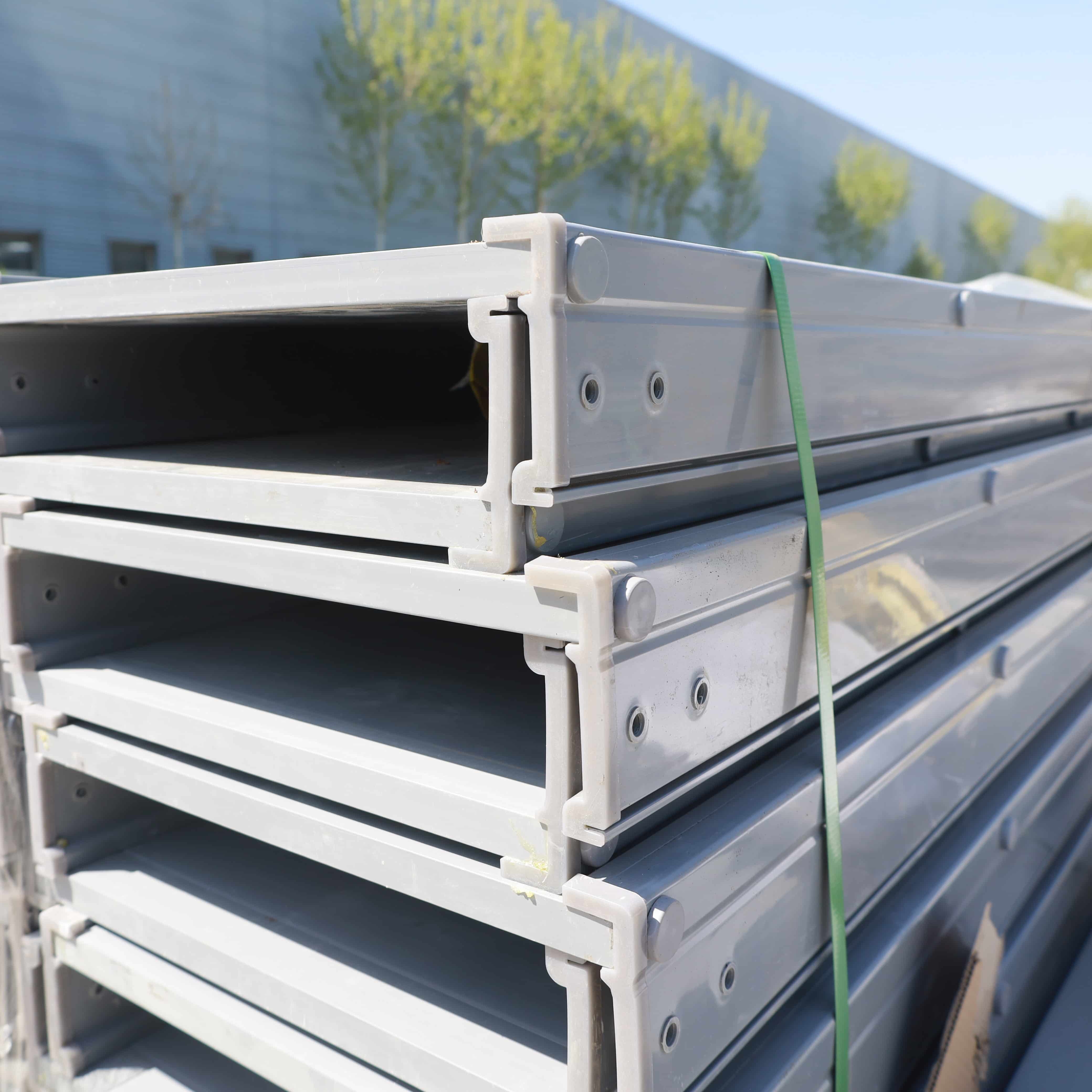 Kablo tepsisi açıklığı